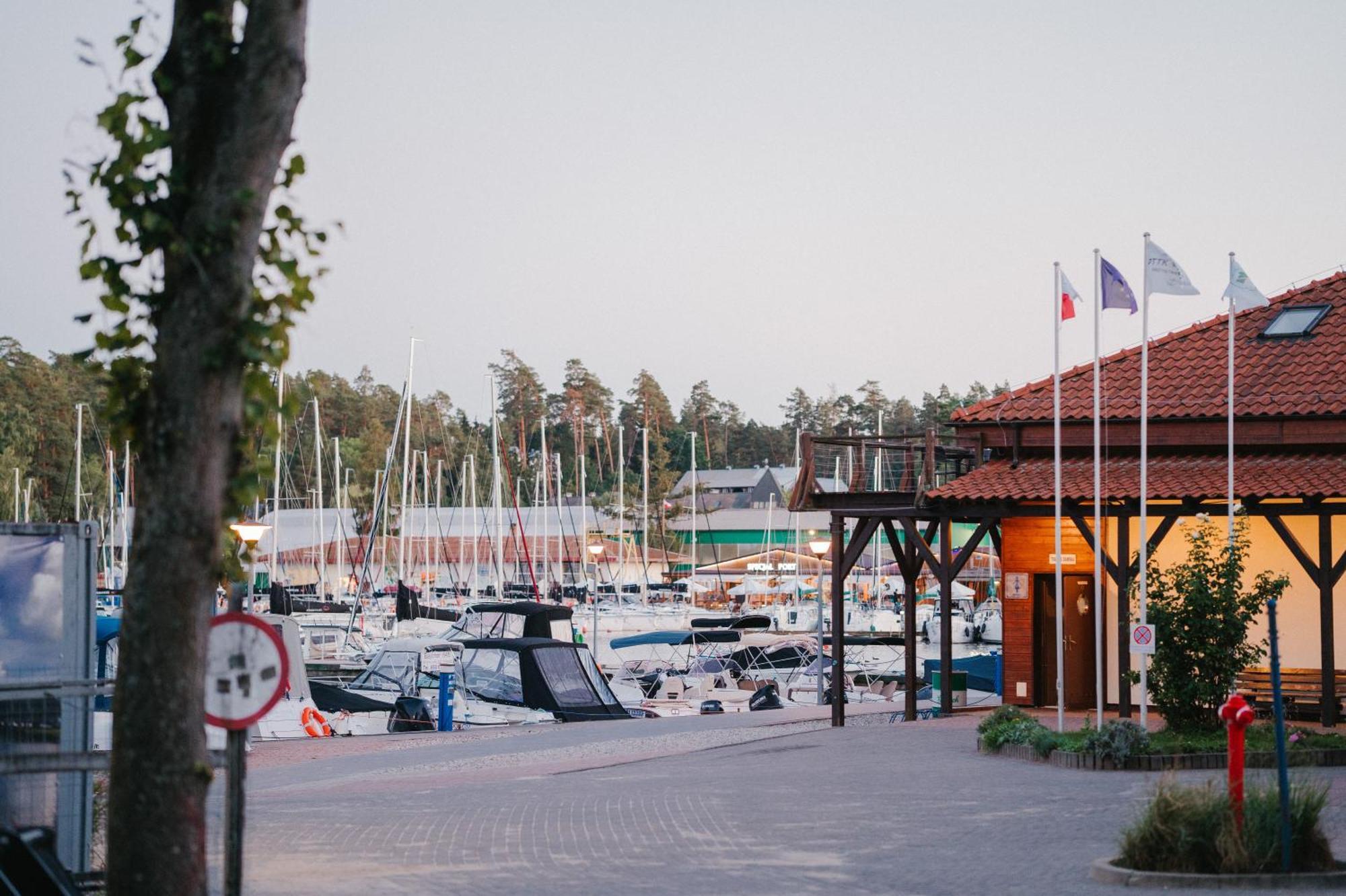 Yacht Apartments Wilkasy Extérieur photo